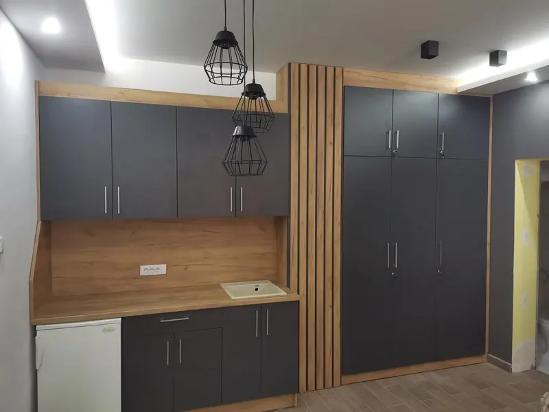 Dulap grafit până în tavan cu detalii din lemn și mobilier de bucătărie