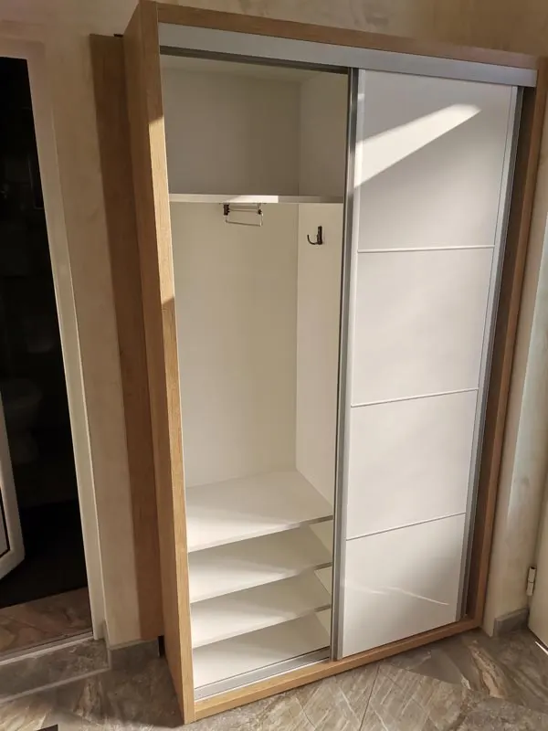 Dulap culisant încastrat în nișă, alb lucios cu ramă din lemn