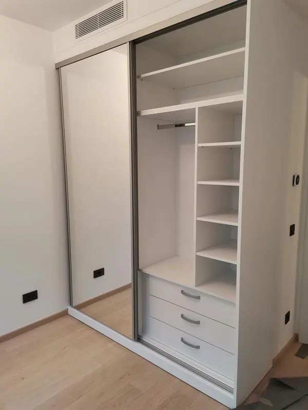 Dulap culisant alb cu oglindă și interior cu sertare și polițe