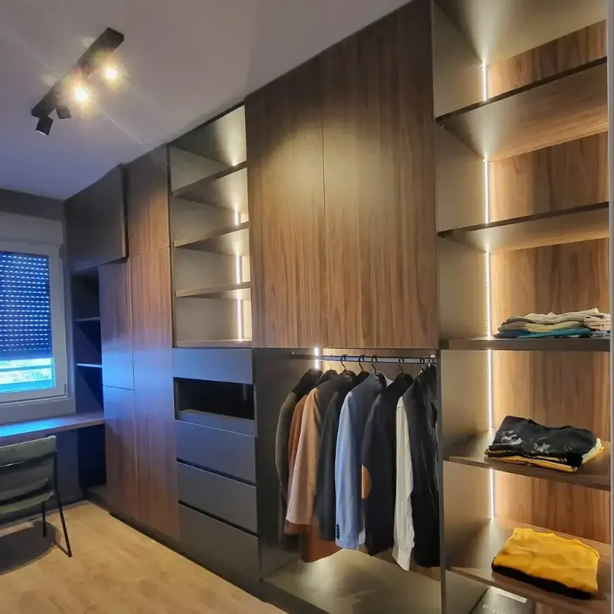 Dressing din nuc cu polițe iluminate LED și bară pentru haine