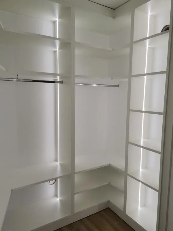 Dressing pe colț alb cu bare pentru haine și iluminare LED